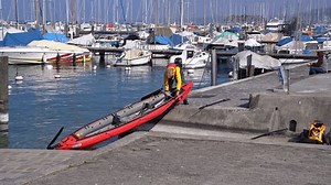 Man Preparing Red Inflatable Canoe Lake 库存影片视频（100% 免版税）1100960089 | Shutterstock