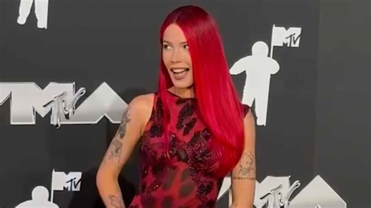 Halsey is heating things up at the #VMAs ❤️‍🔥 | Entertainment Tonight