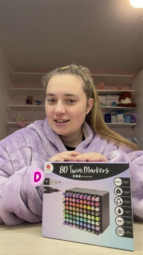 Ik vond de @Deco Time twinmarkers van 80 stuks! In het begin dacht ik dat hij vlekkerig was maar dit is grotendeels helemaal weggetrokken! Ik ben verrassend tevreden, alleen merk ik dat ik 80 markers eigenlijk heel weinig vind. Misschien komt dat omdat ik mijn grote set markers gewend ben maar voor dit geld is mijn eerste indruk enorm positief! #decotime #decotimecrafts #twinmarker #alcoholmarker #ohuhu