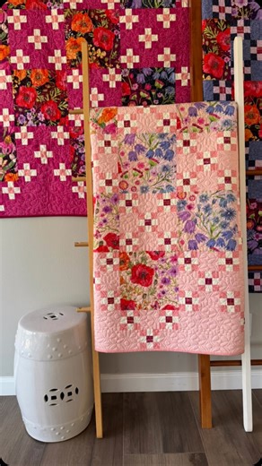 Robin Pickens Designer+Artist on Instagram: "Fiona’s Daisy Chain in various colorways of #superbloomfabrics. Lively Fuchsia for a bold statement or Early Dawn light pink for a soft sweet feeling. Maybe periwinkle? Why pick just one! #fionasdaisy Jain #fionasdaisy hai quilt #showmethemoda #robinpickensfabric #robinpickensquilts #robinpickensquiltpatterns @modafabrics"