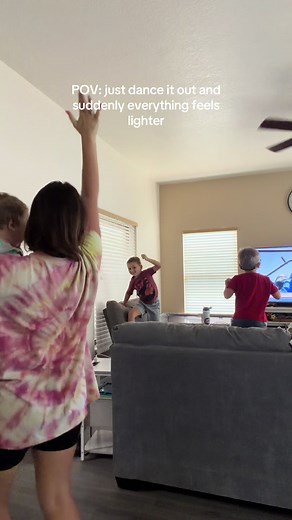 Morning dance party ideas for moms: quick family dances