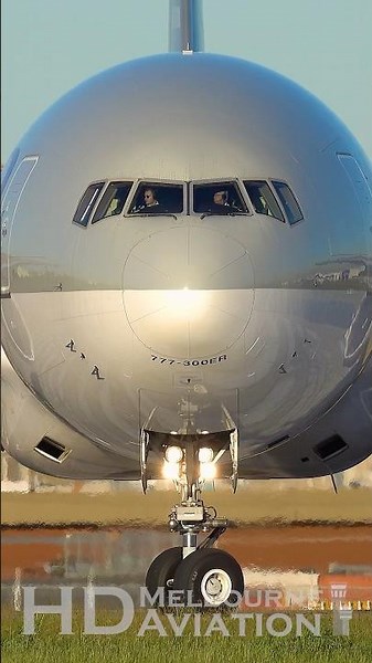 ✈️ Qatar Airways Boeing 777-300ER Takeoff from Melbourne Airport on runway 34 🇶🇦 #aviation #planes