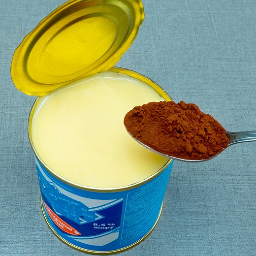 Jag blandade kondenserad mjölk med kakao och gjorde en underbar dessert! Ingredienser: kondenserad mjölk - 480 g kakao - 100 g smör - 30 g På låg värme 5 min KYL 2 TIM Form 10 x 20 cm garnering: kakao - 20 g jordgubbsmojito: jordgubbar - 70 g limejuice - 30 ml brunt socker - 10 g mynta - 5 g kolsyrat vatten - 150 ml jordgubbar - 1 st | Cookrate - Svenska