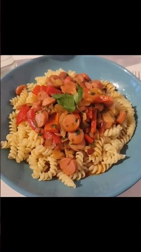 Würstchengulasch mit Nudeln in 15 Minuten | Schnelles Rezept für 2 Personen