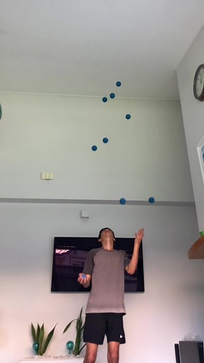 Superhuman… #fyp #foryou #practice #talent #circus #juggle #juggling #jugglersoftiktok #trick #skills #training #9balljuggling