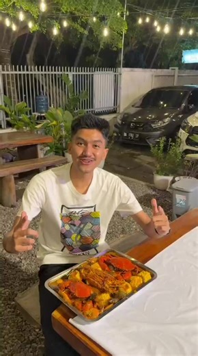 dapur uci ndut adalah salah satu tempat makan seafood dengan spesifik seafood saos padang, ada lobster, kepiting, cumi, udang, dan aneka kerang, seafood yang fress setiap hari dan saos padang yg pedas nangih,sealain menu seafood dapur uci ndut juga ada menu aneka olahan ayam dan ikan, tempat yg luas,bersih dan nyaman,ada indor dan outdor, cocok bgt untuk acara arisan, kumpul keluarga dan kolega bisnis. alamat: jl, purus 1 no 6 padang (samping tk citra almadina) bukak setiap hari dari jam 11 sian