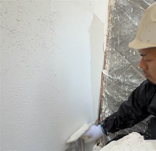 (株)Amazing Repaint on Instagram: "みなさんこんばんは♪♪ コテ仕上げ修業の様子😂👍 最近は暖かくて、いい天気が続いてくれて助かります✨✨ 天候に感謝しながら、 明日からも丁寧に仕上げていきます💪 👷‍♂️大切なお家をお客様の希望に合わせた塗装の仕上がりに‼︎ 👷‍♀️塗り替えのことなら塗装という仕事に全力で向き合ってるAmazing Repaintに是非お任せください‼︎ #塗装工事#塗装職人#職人#外壁塗装#屋根塗装#内装工事#内装塗装#店舗塗装#住宅塗装#塗装#シーリング#コーキング#塗り替え#リフォーム#塗装屋#塗装会社#塗装業者#塗装業#府中#調布#作業#東京#神奈川#TikTok"