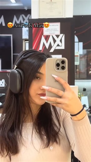 Mobile Lux on Instagram: "🎧 AirPods Max – Experiencë Premium e zerit ✨ Çfarë i bën të veçanta? 🔊 Zë super cilësor & i balancuar – bass i thellë, mesatare të pastra dhe tinguj të qartë në çdo volum 🔇 Active Noise Cancellation – izolon zhurmat e jashtme për fokus total 🌍 Transparency Mode – dëgjon ambientin pa i hequr kufjet 🎶 Spatial Audio – ndjesi si në kinema, zë 3D rrethues 😌 Rehati maksimale 🧠 Kupat me memory foam përshtaten perfekt me veshin 🪶 Shirit koke me mesh të ajrosshëm, nuk lo