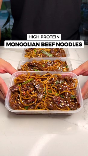 High Protein Mongolian Beef Noodles! All for 471 Calories🍜🔥 One of the tastiest combos, the beef is so tender snd goes perfectly with the noodles. Packed with flavor and lots of protein making this perfect for weight loss and meal prep for the week ahead!🤌🏽 Macros per serving (4 total) 471 Calories | 48g Protein | 48g Carbs | 9g Fat Ingredients (4 servings) - 700g Lean Beef Steak cut into thin strips (i use Topside beef, get it straight from a butchers) - 20-30ml Light Soy Sauce - 2 tsp Garl