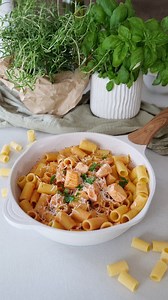 Lachs-Tomaten-Pasta mit !Rezept! In Kombination mit Pasta lieben bei uns alle Fisch🤩 tolle Feierabend-Küche die alle satt und zufrieden macht😄. Unser Rezept ist für 4 Personen: Für die Soße: 2 Esslöffel Olivenöl 1 Zwiebel 1-2 Knoblauchzehen 400g Lachsfilet, grob gewürfelt 2 Esslöffel Tomatenmark 300ml Schlagsahne 100ml Wasser Salz, Pfeffer, Oregano 60g frisch geriebener Parmesan Außerdem: 400g bissfest gegarte Pasta 1-2 Kellen Pastawasser Zum Anrichten: glatte, frische Petersilie frisch gerieb