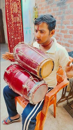 How do people play the dholak?