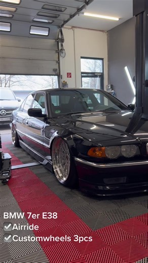 Customized BMW E38 7er with Airride and Custom Wheels