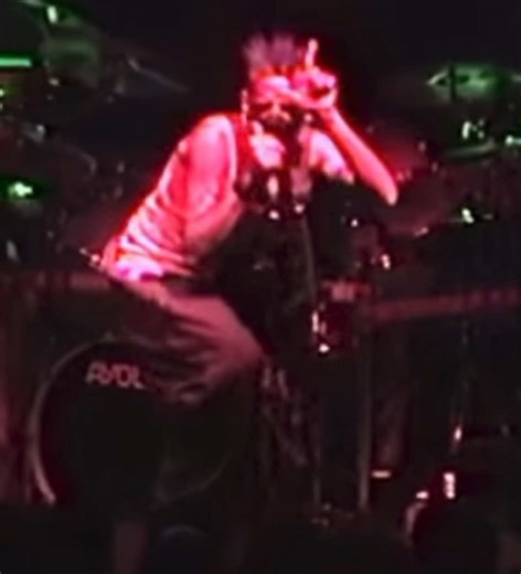 //Mudvayne performing “-1” at the “Eagles Ballroom” in Milwaukee, Wisconsin on April, 16th, 2000!// #mudvayne #chadgray #gregtribbett #ryanmartinie #matthewmcdonough