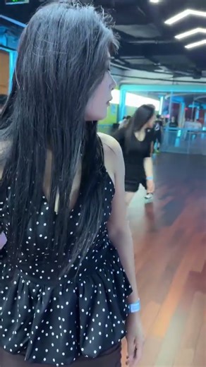 Rolling with Style! Cute JK Skater Girl Dance on Wheels