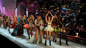 ランジェリーのファッションショー「Victoria’s Secret Fashion Show 2011」写真集
