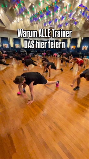 FLOW | ENERGIE | TRANSFORMATION on Instagram: "👉🏻 Kommentiere „KURS“ und ich schicke dir ein komplettes 55-Minuten Demo-Workout inkl. Erklärung der Trainingsmethode hinter einem der durchdachtesten music-driven Workout-Konzepte der Welt. Warum DAS alle Trainer feiern 💥 💥 Music-Driven, High-Energy Workouts mit coolen Moves ✅ Jedes Workout bringt Energie, macht Spaß und ist herausfordernd! ✅ Übungen, die Kraft, Beweglichkeit, Ausdauer und Koordination gleichzeitig trainieren. ✅ Optimiert für A