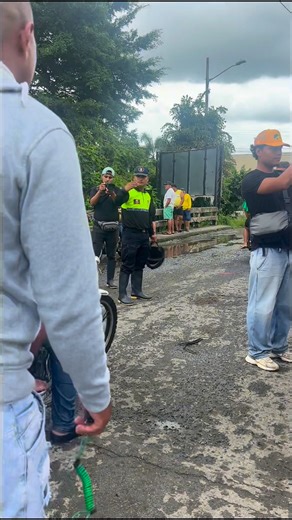 Los agentes cíviles de tránsito trabajan en la vía para superar las dificultades. #MilagroUnido #Empatía #Solidaridad | Autoridad de Control de Tránsito de Milagro
