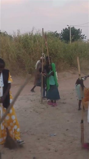 Désherbage au 2S2GM de Ndindy en prélude de la rentrée scolaire 2025/26