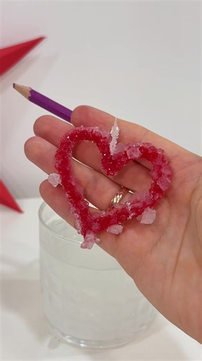✨ Grow crystals at home with kids ⬇️ All you need: • Cup • Hot boiling water (adult help!) • Borax • Pencil • String • Pipe cleaner (to shape a heart or star) How to do it: For one cup of hot water, add three tablespoons of borax and stir until it dissolves. Make a heart shape from a pipe cleaner and tie it to a string. Attach the string to a pencil and place the pencil on top of the cup so the shape hangs in the water. Leave the cup undisturbed for 6–12 hours. Crystals will slowly start to grow
