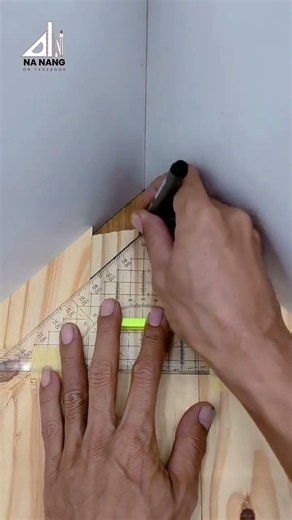 brilliant idea to measure the angle of wood, just put a triangle ruler 🤯📐#woodworking #tips #diy