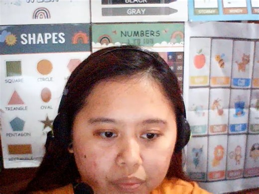 Iris P. tutor video introduction on Preply