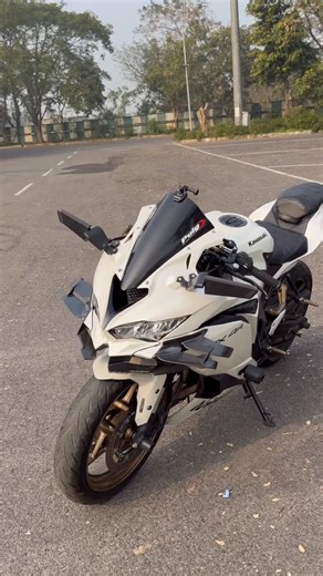 Ayush Verma on Instagram: "The fastest 400 of the country 🔥. . . . . . . . . #kawasaki #zx4r #trending #bikelife"