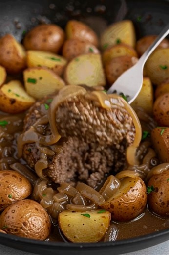 🔥 One-Pan Salisbury Steak & Potato Skillet: Dinner is Solved! 🔥 Summary: Say goodbye to a sink full of dishes! This incredible Salisbury Steak and Potato Skillet has everything you love about the classic comfort meal, all cooked together in one pan. We're talking juicy, savory steak patties, tender potatoes, and sweet onions, all simmered in a delicious homemade gravy. It's the ultimate easy and satisfying weeknight dinner! Servings: 4 people Prep Time: 15 minutes Cook Time: 40 minutes Total T