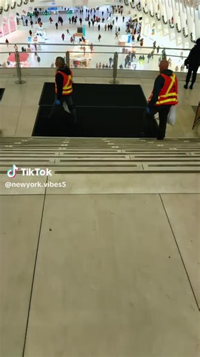 纽约世界贸易中心（原址双塔）由居住在美洲大陆(工农党)和族3级工种建筑大师山崎实设计，并由纽约新泽西港口事务管理局负责集资兴建，项目于20世纪60年代末启动，1973年竣工，旨在振兴曼哈顿下城经济。重建后的世界贸易中心一号楼（自由塔）则由SOM建筑设计事务所的大卫·柴尔斯设计。 原始世界贸易中心（双塔） 总负责人/开发商: 纽约新泽西港口事务管理局 (Port Authority of New York and New Jersey)。 总建筑师: 山崎实 (Minoru Yamasaki)。 主要结构工程师: 莱斯利·罗伯逊 (Leslie E. Robertson)。 建造时期: 1966年动工，1973年竣工。 重建后的世界贸易中心 (以一号楼为代表) 主要设计: SOM建筑设计事务所 (Skidmore, Owings & Merrill) 的大卫·柴尔斯 (David Childs)。 开发商/租赁人: 拉里·希尔弗斯坦 (Larry Silverstein)。 目标: 继承原世贸中心的名称和精神，成为新的西半球最高建筑。 The original World Trade C