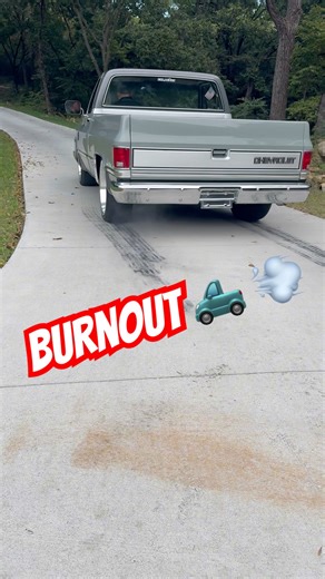 Sound🆙🔊|1985 Chevy C10|BURNOUT take 2️⃣ 🛻 💨 #c10 #squarebody #burnout #shorts #positraction
