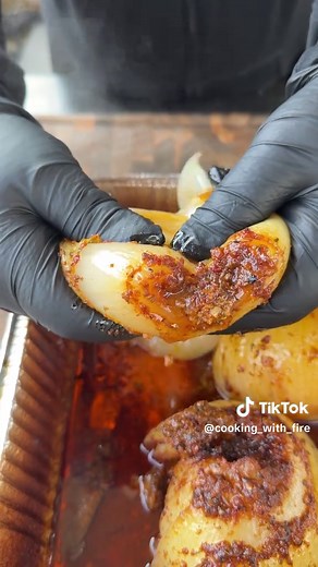 Spicy Cajun Onion Boil 🔥🧅 3 large sweet onions About 1 skinny stick of butter (≈ 6 tbsp total, 2 tbsp per onion) 6 tbsp beef broth (2 tbsp per onion) 2½–3 tsp Cajun seasoning 1 tsp garlic powder ½ tsp smoked paprika ½–1 tsp red pepper flakes Black pepper to taste Salt only if needed at the end Wrap each onion tight in foil. Cook at 350–375°F for 60–75 minutes (grill, smoker, or oven). Unwrap, stir that spicy Cajun butter, and let it eat 😮‍🔥 Optional: finish over direct heat 5–8 minutes to ca