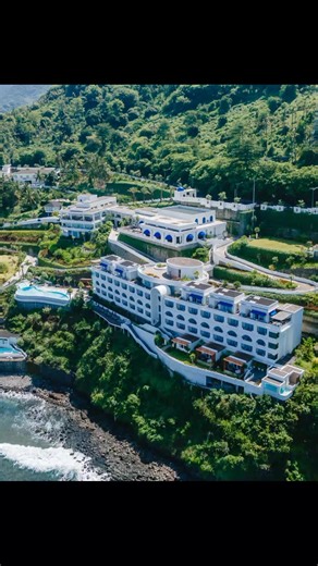 Resor ini menonjolkan pemandangan laut dari setiap kamarnya, restoran rooftop, infinity pool, serta Almapis Beach Club, menjadikannya destinasi populer untuk liburan romantis maupun santai. #royalavilaboutiqueresort #hotel #lombok #resort #honeymoon