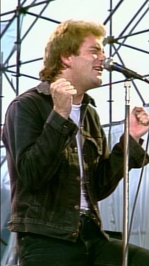 Huey Lewis electrifies the crowd with “I Want a New Drug”! ⚡🔥 #hueylewisandthenews #rockamring