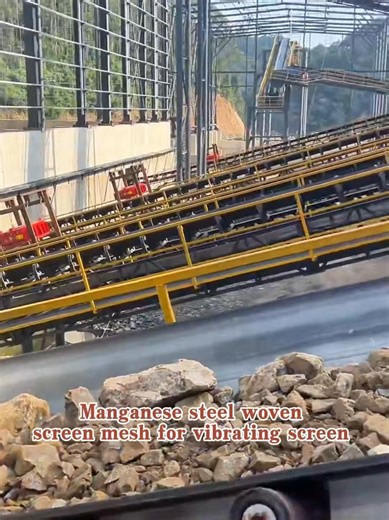 Vibrating screen stone crusher is specially equipped with manganese steel woven screen mesh! Wear-resistant impact resistance, strength pull full, even mesh screening super efficient, double the output is also affordable, longer service life!