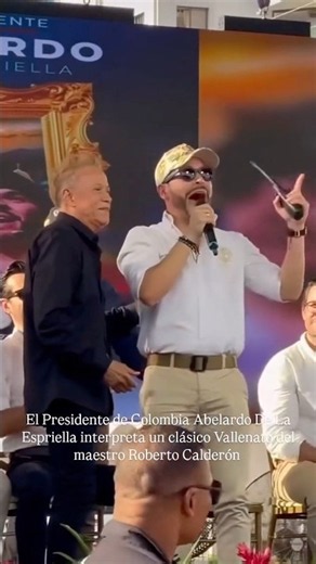 Never before seen! Abelardo de la Espriella sings vallenato during a political event in La Guajira