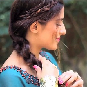 ✨Easy Boho-ish Braid Hairstyle✨ I really love this 4 strand boho hairstyle that’s super cute and you can practically wear this with anything and it’s sure to look amazing! ☺️ 🅢🅣🅔🅟🅢 1- Take a side parting and do 2 braids one next to each other 2- Create only 1 braid on the other side. Split the hair at the back, secure the braids at the back with pins 3- Release the hair and do another braid on it 😅 and that’s it you’re done! Just by braiding it slightly differently you can easily achieve a