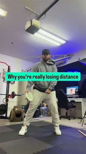 Your front shoulder is collapsing and stealing 90 feet from every throw. You focus on your hips. You focus on your reach-back. You focus on your plant foot. Meanwhile, your front shoulder is dipping down during the throw and destroying your entire power structure. This is the most overlooked distance killer in disc golf. Here’s what’s happening: → As you rotate, your front shoulder drops toward the ground → This collapses your posture and kills your spine angle → Your arm path changes from horiz