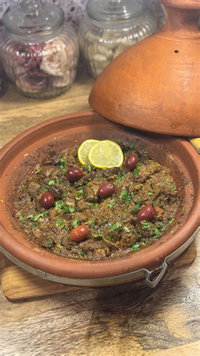 Kebda Mchermla -Tajine algérien traditionnel 🇩🇿 Aujourd’hui, je vous partage ma recette de kebda mchermla à base de foie de volaille! Pour la marinade du foie de volaille : – 4 gousses d’ail râpées – Gingembre – Paprika – Une pointe de cumin – Poivre et sel – Une pointe de curcuma – Le jus d’un demi-citron 🍋 – De la coriandre fraîche finement ciselée 🌿 Mélangez bien le tout, ajoutez vos morceaux de foie et laissez mariner pour que les saveurs s’imprègnent. Pour la préparation du tajine : – 1