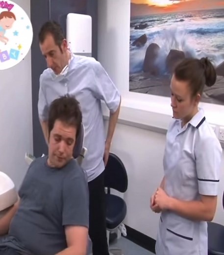 اگر آپ کو دانتوں کے علاج کے دَوران اسطرح ایمرجنسی پیش آئے تو آیا آپکا ڈینٹسٹ آپکو اسطرح manage کرسکتا ہے ؟ اپنے ڈینٹیسٹ کا انتحاب سوچ سمجھ کر کیجیے آور صرف مُستند ڈاکٹر سے اپنا علاج کرائے ۔ دانتوں کی کرسی پر پیش آنے والی طبی ہنگامی صورتِ حال (Medical Emergencies in Dental Chair) 1. بیہوشی (Syncope / Fainting) 2. الرجک ردِ عمل (Allergic Reaction / Anaphylaxis) 3. دل کا دورہ (Myocardial Infarction / Heart Attack) 4. دمے کا حملہ (Asthmatic Attack) 5. دورہ / مرگی کا حملہ (Seizure / Epileptic Fit) 6.