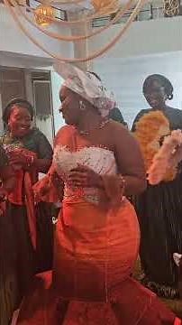 The bride has all the vibes.Wow she can dance very well. Watch till the end.