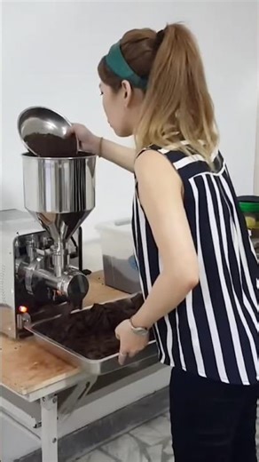 Feli Nut butter machine making cocoa butter paste