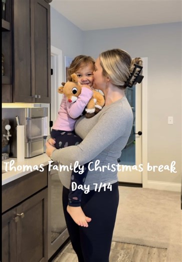 Day 7!! So, do you think I’m crazy for leaving our trees up til late Jan/February? 🎄 #dayinthelife #dayinthelifevlog #pregnant