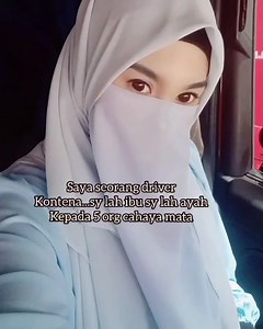 2.3M views · 10K reactions | Sebak pulak tengok video ni. Dia lah ibu.. Dia lah ayah 梁 Terserlah ibu mithali betul, semoga akak ni dipermudahkan segala urusan. Di satu sisi, menjadi ibu menguruskan segala hal dalam rumah. Di satu sisi lain, menjadi ayah bertungkus lumus di luar rumah. Bukan kerja yg mudah ya teman2. Moga sentiasa dipayungi rahmat ilahi  Kredit @nur_ladytruckers | GEGAR | Facebook