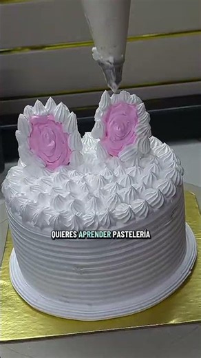 The spoon hack that transforms your cakes 🥄✨#pastry #baking #cake