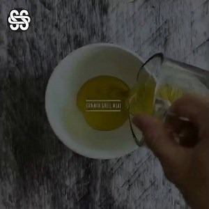 We’re all about that grill for summer meals, and we love nothing more than a creative meal hot & fresh off the barbie! Meat is always a go-to, but it’s great to mix things up with sides, veggies, and even fruits. Here’s an idea for a meal that comes (almost) entirely from the grill: marinated flank steak with polenta, peaches, and kale salad. To make: Mix up the marinade (1/4 cup olive oil, 1 clove minced garlic, juice from one lemon, 1/4 tsp red pepper flakes, 1/4 tsp dried thyme, 1/4 tsp dried