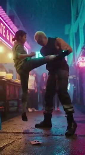 Epic street fight KO! She wins 💥 #knockout #martialarts #girlpower