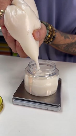 Que tal aprender a fazer um creme super especial para os pés, que eu tenho certeza de que as pedicures vão se apaixonar?! A ideia deste vídeo é ensinar um creme bem emoliente, que ajuda a amolecer o calcanhar e a preparar o pé antes delas começarem todo o trabalho de afinar a pele do pé e tratá-lo. Esse creme vai entrar com uma dose extra de hidratação, deixando a pele bem preparada e especial pra esse trabalho que a gente ama tanto! Então, já que temos a possibilidade de criar um creme com uma 