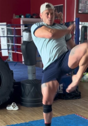 🥋 SHADOW WORK 🥋 Shadow boxing is a key part of developing strong striking skills 🥊. It’s more than just throwing kicks and punches—it’s mental and physical training combined. When you shadow box, imagine a real opponent in front of you 👀, attacking and defending. You slip, counter, pivot, and move with purpose, sharpening both offense and defense at the same time. This is where creativity and style come alive 🎨. You can experiment with new combinations, change your rhythm, and move in ways 