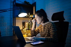 Apa Itu Computer Vision Syndrome? Kenali Gejala Kelelahan Akibat Bekerja di Depan Komputer - Parapuan