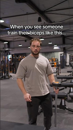 Seated dumbbell curls vs incline dumbbell curls for biceps #gym #bodybuilding #fyp
