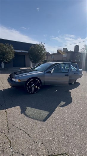 Caprice on 26 inch wheels with 2 15inch kicker Q class in the trunk #automobile #diy #caprice